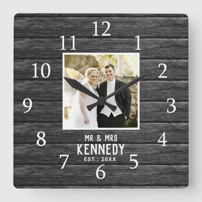 Rustic Wood Personalized Wedding Anniversary Photo Quadratische Wanduhr (Vorderseite)