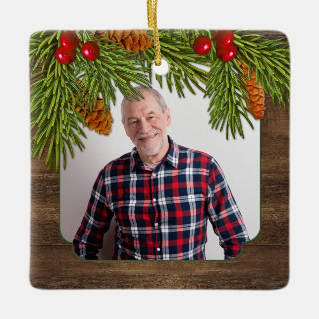 Rustic Wood Pine Boughs Memorial Foto Christmas Keramikornament (Vorderseite)