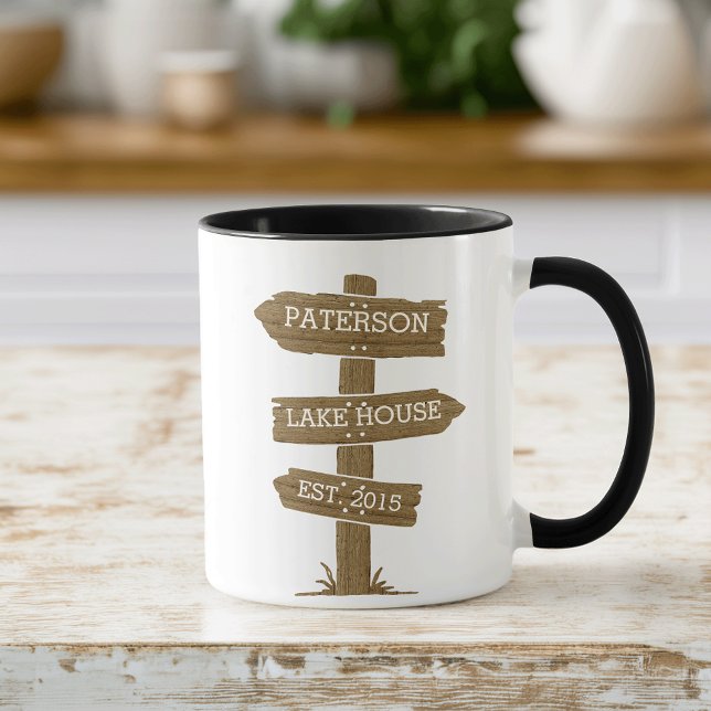 Rustic Wood Signpost Lake House Tasse (Von Creator hochgeladen)