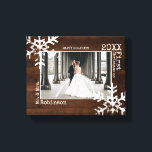 Rustic Wood Snowflake Neugezeichnetes Weihnachtsfe Leinwanddruck<br><div class="desc">Passen Sie diese Leinwand mit einem Hochzeitsfest Foto oder einem Foto von Ihnen und Ihrem neuen Ehemann oder Ehefrau genießen das Leben zusammen. Diese Leinwand ist perfekt für die Neuvermählten geeignet und verfügt über einen Schriftart für Schneeflocken und Schreibmaschinen.</div>
