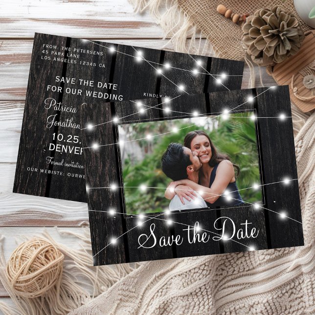 Rustic wood string lights barn save date wedding ankündigungspostkarte (Von Creator hochgeladen)