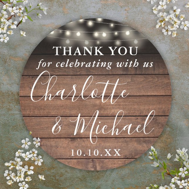 Rustic Wood String Lights Gastgeschenk Hochzeit Da Runder Aufkleber (Rustic Wood String Lights Wedding Favor Thank You Classic Round Sticker)