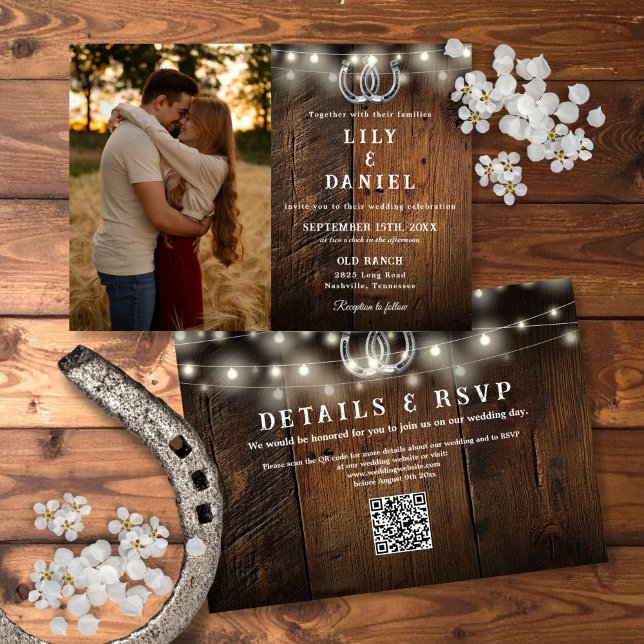 Rustic Wood String Lights Photo QR Code Wedding Einladung (Rustic Wood String Lights Photo QR Code Wedding Invitation)