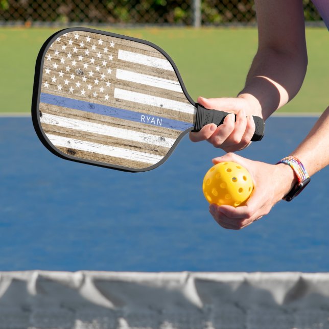 Rustic Wood Thin Blue Line Patriotic USA Flag Pickleball Schläger (InSitu)