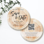 Rustic Wood Wedding Speichern Sie das Datum mit de Einladung<br><div class="desc">Mit der Einführung unserer unverwechselbaren "Rustic Wood Wedding Save the Date with Website Invitation"! Wenn Sie etwas wirklich Einzigartiges suchen und gewollt sind, sich von den traditionellen Paaren der Verlobung abzuwenden, haben wir die perfekte Lösung für Sie. Dieses runde Kartendesign wird durch die natürliche Schönheit der Holzplattenplatten inspiriert, die oft...</div>