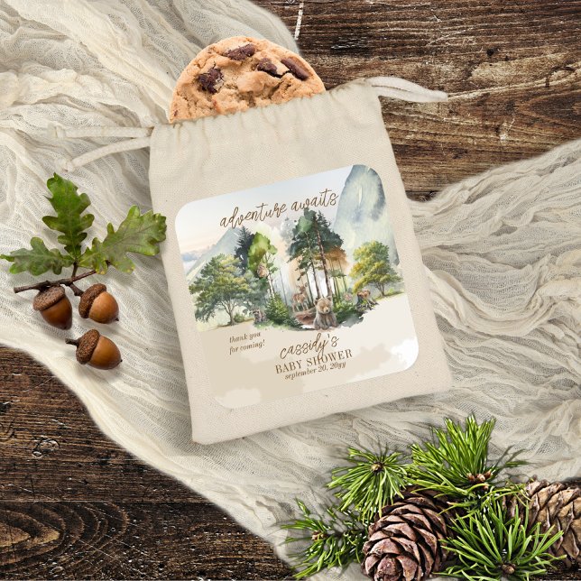 Rustic Woodland Adventure erwartet Boy Baby Shower Quadratischer Aufkleber ("adventure awaits" with this rustic woodland bear and forest animals boy baby shower design.)