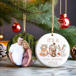 Rustic Woodland Christmas Baby Boy Ankündigung Keramik Ornament<br><div class="desc">Teilen Sie Ihre Freude in dieser Urlaubssaison mit diesem rustikalen Waldland Weihnachtsjungen-Ankündigung Ornament mit charmanten Waldtieren und gemütlichen Naturtönen. Ein perfekter Sake,  um das erste Weihnachtsfest Ihres Kleinen zu markieren und seine Ankunft bei Familie und Freunden anzukündigen. Vergessen Sie nicht,  unsere anderen Weihnachtsschmuck auszuprobieren.</div>