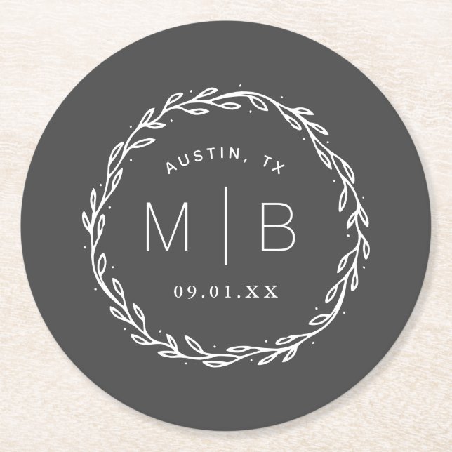Rustic Wreath Wedge Monogram Runder Pappuntersetzer (Vorderseite)