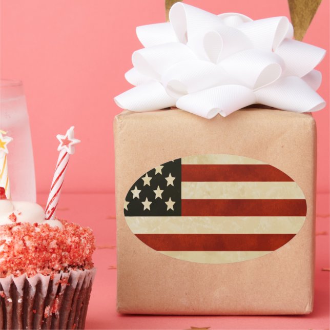 Rustikal bedrückte amerikanische Flagge Ovaler Aufkleber (Party)