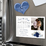 Rustikal Blue Rose Kalender & Foto Save the Date Magneteinladung<br><div class="desc">Diese wunderschöne Magnetkarte ist ein wunderbarer Weg, um Ihre Freunde und Familie wissen, um Save the Date für Ihre kommende Hochzeit lassen. Das rustikale bohobische Design mit einer Reihe von handbemalten Aquarellfarben-Rose in staubigen Blau-, Marine- und Indigotönen. Die links Seite der Karte ist ein individualisierbarer Kalender Ihres Hochzeitmonats mit einem...</div>