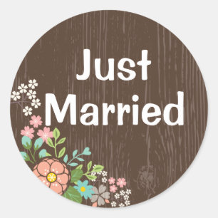 Rustikal-braunes Holz - Just Married - rosa floral Runder Aufkleber