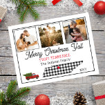 Rustikal frohe Weihnachten Tennessee Foto Urlaub<br><div class="desc">Rustikales "Frohe Weihnachten"-Staat-Design mit einer Kontur aus Staat überzogen mit einem schwarz-weißen Büffel-Karo-Muster und einem Vintag aussehenden roten LKW, der einen Urlaubskulptur holt. Editable Bildunterschrift lautet "Frohe Weihnachten von Tennessee". Fügen Sie einfach Ihre drei Fotos, Ihren Familiennamen und das Jahr hinzu und Sie sind alle Set. Composite Design von Holiday...</div>