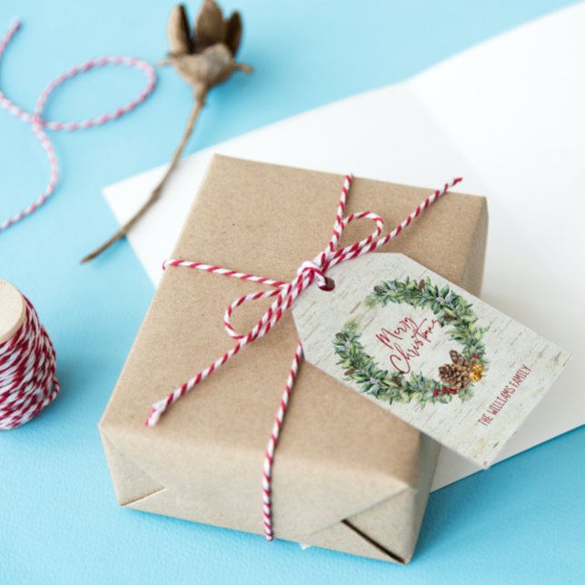 Rustikal frohe Weihnachts-Script Wreath Birch Bark Geschenkanhänger (Add an extra dash of sparkle and personality with these Christmas gift tags!)