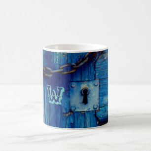 Rustikal gestrichene Holztür Schlüsselloch Kette b Kaffeetasse