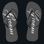 Rustikal graue Hochzeitskippen für Braut und Bräut Flip Flops<br><div class="desc">Rustikale Hochzeitskippen für Bräutigam und Braut oder Gäste. Benutzerdefinierte Farbe für ihn und sie / Männer und Frauen. Anpassbare graue / graue Hintergrundfarbe und personalisierbar mit Namensinitialen oder Monogramm. Moderne Schwarz-Weiß-Sandalen mit seiner und ihrer Keilsandale mit stilvoller Schriftzeichen-Typografie. Niedliches Gastgeschenk zum Thema Hochzeit, Hochzeit, Brautparty, Verlobung, Jubiläum, Grillen, Bachelorette, Bachelor,...</div>
