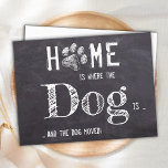 Rustikal haben wir Bewegung Hunde Bewegung Ankündi Postkarte<br><div class="desc">Zuhause ist, wo der Hund ist ... und der Hund bewegt! Lass deinem besten Freund, dass du mit dieser niedlichen und lustigen Hundeankündigungskarte auf einer rustikalen Schiefergestalt-Skateboardkonstruktion deinen Umzug ankündigen kannst. Personalisieren Sie die Rückseite mit Namen und Ihrer neuen Adresse. Diese Hundeankündigung ist ein Muss für alle Hundemütter, Hundedads und...</div>
