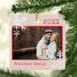 Rustikal Rosa Foto Ornamente Schneeflocken Monogra<br><div class="desc">Passen Sie dieses Ornament mit Ihrem Foto an und fügen Sie Ihren Familiennamen zusammen mit dem Jahr für diesen großen Weihnachtsweih hinzu.</div>