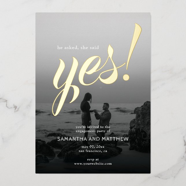 Rustikal sagte sie Yes Foto Engagement Party Gold Folieneinladung (Vorderseite)