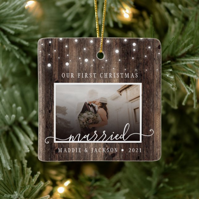 Rustikal Unser erstes Weihnachten Verheiratet 2 Fo Keramikornament (Baum)
