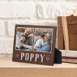 Rustikal, zwei Foto Fotoplatte<br><div class="desc">Das hübsche Holzschild zum Vatertag, Geburtstag oder Großelterntag zeigt zwei Fotos nebeneinander auf einem rustikalen Hintergrund mit "Poppy" darunter.</div>
