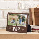 Rustikal Zwei-Foto-Pop Opa Fotoplatte<br><div class="desc">Das hübsche Holzschild zum Vatertag, Geburtstag oder Großelterntag zeigt zwei Fotos nebeneinander auf einem rustikalen Hintergrund mit "Pop" darunter.</div>