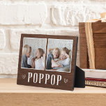 Rustikal, zwei Foto Poppop Opa Fotoplatte<br><div class="desc">Das hübsche Holzschild zum Vatertag,  Geburtstag oder Großelterntag zeigt zwei Fotos nebeneinander auf einem rustikalen Hintergrund mit "Poppop" darunter.</div>