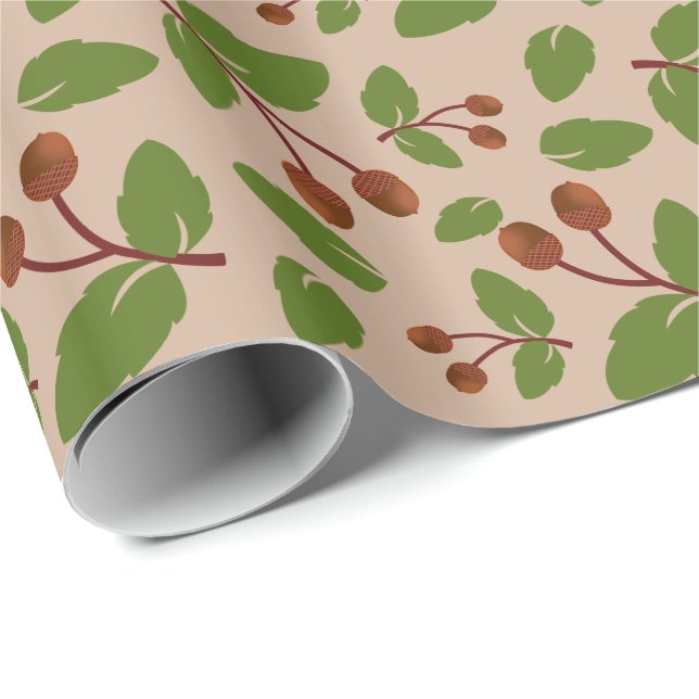 Rustikale Akronen und grüne Blätter nach eigenem M Geschenkpapier (Rolleneckpunkt)