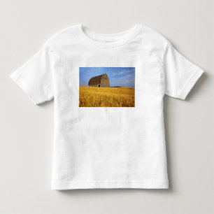 Rustikale alte Scheune auf dem reifen Weizengebiet Kleinkind T-shirt