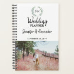 Rustikale Aquarell-Blätter mit Monogramm Foto Hoch Planer<br><div class="desc">Erstellen Sie Ihren eigenen mit Monogramm Foto Hochzeitsplaner. Rustikale Aquarellfarben verlasse Design. Fügen Sie Ihre eigenen Fotos, eins vorne und eins hinten, Text und Namen hinzu, um einen sehr einzigartigen und persönlichen Hochzeitsplaner zu schaffen.</div>
