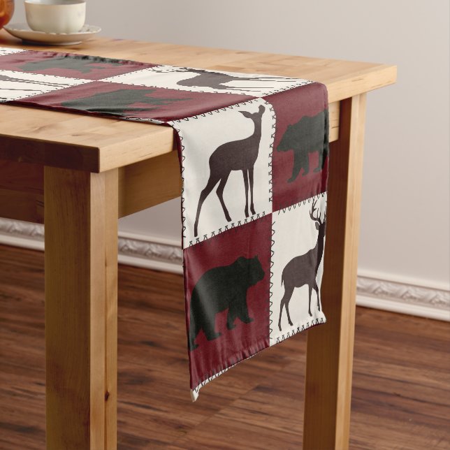 Rustikale Bären- und Hirschplätze, dunkelrote und  Großer Tischläufer (Beispiel)