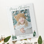 Rustikale Bäume Minimalistisch Modernes Foto<br><div class="desc">Niedliches, modernes und dennoch rustikales Weihnachtsfest-Foto Puzzle mit bezaubernden kleinen Wäldern von rustikalen Weihnachtsbäumen und frohe Weihnachten in moderner Typografie auf einer sanften modernen pastellfarbenen Palette von Wäldern und Salbei Grün. Fügen Sie Ihre Lieblings-Fotos und ein individuelles Gruß für das perfekte Urlaubspuzzle hinzu! Ideal für Ihre minimalistische Freude! Bitte kontaktieren...</div>