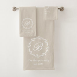 Rustikale Beige Winterkranz-Familienname Monogram Badhandtuch Set