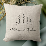 Rustikale benutzerdefinierte Doppelnamen Datum Mod Kissen<br><div class="desc">Rustikales,  modernes Kissen mit personalisiertem Ehepaar,  Winterschneebaumszene und Ihrem LieblingsFoto auf der Rückseite. Perfekt für die ersten Weihnachten zusammen nach dem Heiraten oder dem Umzug in eine neue Zuhause.</div>