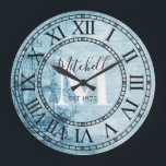 Rustikale Bezeichnung Vintager Schiffsmonogramm Große Wanduhr<br><div class="desc">Dieses wunderschöne, einzigartige, einmalige personalisierte Design verfügt über ein Imitat-rustikales Segel-Vintag Segelboot Hintergrund mit einem Monogramm Anfangs- und Nachname in fett- und Skripttypografie. Personalisieren Sie diese Uhr, indem Sie Ihre persönlichen Daten hinzufügen. Macht eine große Hochzeit, Jahrestag oder Hauswärme Geschenk. Klicken Sie auf "Personalisieren Sie diese Vorlage", um Namen, Schriftart...</div>