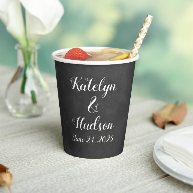 Rustikale Black Chalkboard Script Monogram Wedding Pappbecher (In Situ)