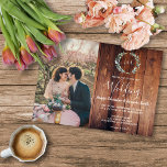 Rustikale Blätter auf Monogramm Foto aus Stallholz Einladung<br><div class="desc">Elegante mit Monogramm botanische Hochzeitseinladung mit eigenem Foto. Für Frühling, Sommer, Herbst oder Winterhochzeit. Grüner Olivenzweig Aquarell-Design auf dunklem Stallholz Hintergrund. Sie können ganz einfach Ihre eigenen Fotos hinzufügen, vorne und hinten, um es sehr persönlich und einzigartig zu machen und Ihren eigenen Text hinzuzufügen. Wenn Sie Hilfe benötigen, kontaktieren Sie...</div>