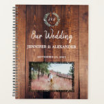 Rustikale Blätter auf Monogramm Foto aus Stallholz Planer<br><div class="desc">Erstellen Sie Ihr eigenes rustikales Holz mit Monogramm Foto Hochzeitsplaner.
Rustikale Blätter über die Holzkonstruktion.
Fügen Sie Ihr eigenes Foto,  Text und Namen hinzu,  um einen ganz persönlichen Hochzeitsplaner zu erstellen.</div>