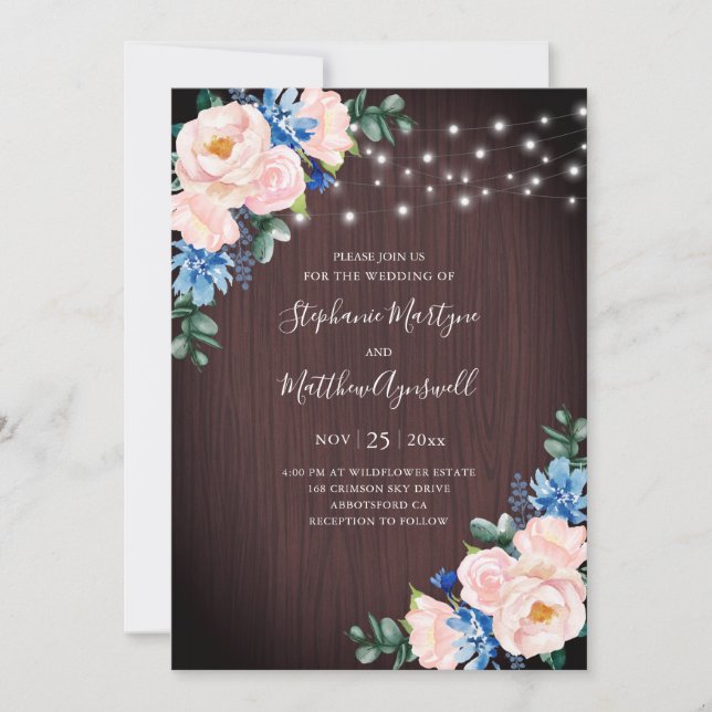 Rustikale blaue Blush String Lights Wood Wedding Einladung (Vorderseite)