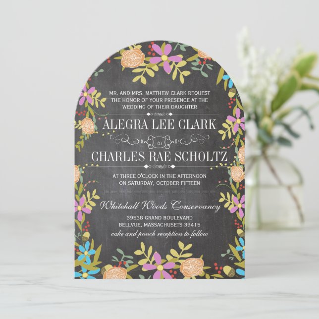 Rustikale Blumengrün Chalkboard Hochzeit Einladung (Stehend Vorderseite)