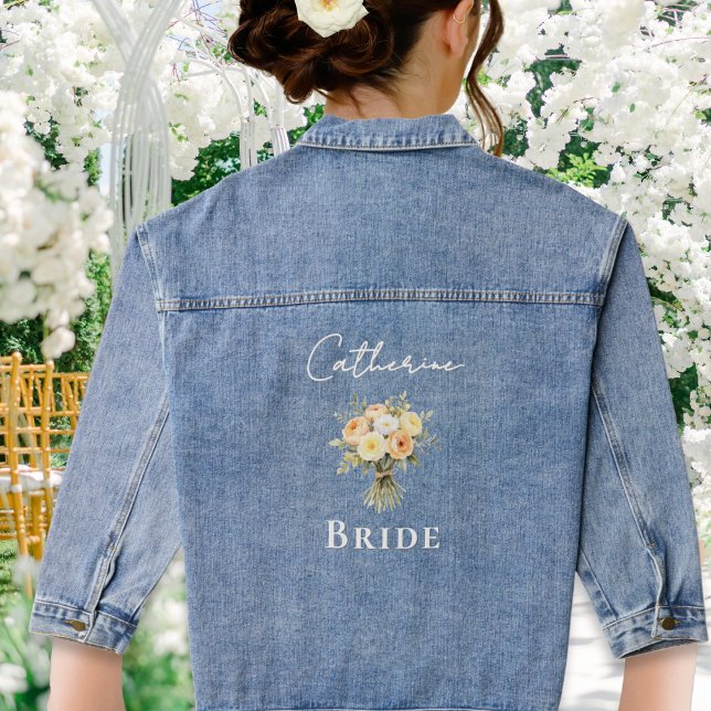 Rustikale Blumenhochzeit Personalisiert Jeansjacke (A denim jacket for a bride, with peach, yellow and white roses and custom name in script typoography)