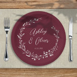 Rustikale Boho Burgund Wildblume Botanische Hochze Pappteller<br><div class="desc">Diese elegante Hochzeitspapiertafel besticht durch einen schönen bordeauxfarbenen Hintergrund mit handgezeichnet Wildblume-Kranz und eleganter Typografie in Weiß. Es ist ein perfektes Design für eine rustikale,  aber elegante Hochzeit und koordiniert mit unserer rustikalen Wildblumen-Kollektion... Sehen Sie sich die Kollektion für weitere Artikel an!</div>