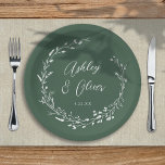 Rustikale Boho Dark Green Wildblume Blumenhochzeit Pappteller<br><div class="desc">Diese elegante Hochzeitspapiertafel besticht durch einen schönen,  tiefgrünen Hintergrund mit handgezeichnet Wildblume-Kranz und eleganter Typografie in Weiß. Es ist ein perfektes Design für eine rustikale,  aber elegante Hochzeit und koordiniert mit unserer rustikalen Wildblumen-Kollektion... Sehen Sie sich die Kollektion für weitere Artikel an!</div>