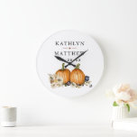 Rustikale botanische Hochzeit im Herbst Große Wanduhr<br><div class="desc">Rustikale botanische Herbst Kürbiskuppe Hochzeit im Herbst große Uhr. Alle Texte sind so vorbereitet,  dass Sie sie einfach und schnell mit Ihren eigenen Details personalisieren können.</div>