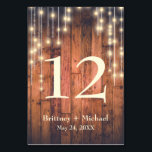 Rustikale braune Holzstring-Lichtkarte Tischnummer<br><div class="desc">Rustikale Tischkarte mit einem Holzhintergrund mit Lichtern. Die Schriftart- und Schriftart-Stile des Tischkartendesigns sind vollständig anpassbar.</div>