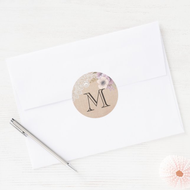 Rustikale Burlap Lace Pink Floral Monogram Runder Aufkleber (Umschlag)