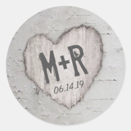 Rustikale Carved Heart Initials Birch Tree Wedding Runder Aufkleber