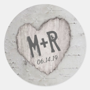 Rustikale Carved Heart Initials Birch Tree Wedding Runder Aufkleber