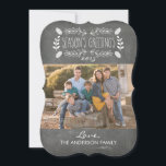 Rustikale Chalkboard-Weihnachtsgrüße-Foto-Karte Feiertagskarte<br><div class="desc">Feiern Sie die Freude an Weihnachten mit einer schönen Weihnachtsfotokarte. Diese Weihnachtsfotokarte ist mit einem Chalkboard-Hintergrund mit Kieferntönen und rustikalen Verzierungen ausgestattet. Sie können die Karte auch anpassen, um das aktuelle Jahr und den Familiennamen Ihrer Familie anzuzeigen. Ändern Sie den Stil des Schriftartes, verschieben Sie den Text und vieles mehr,...</div>