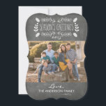 Rustikale Chalkboard-Weihnachtsgrüße-Foto-Karte Feiertagskarte<br><div class="desc">Feiern Sie die Freude an Weihnachten mit einer schönen Weihnachtsfotokarte. Diese Weihnachtsfotokarte ist mit einem Chalkboard-Hintergrund mit Kieferntönen und rustikalen Verzierungen ausgestattet. Sie können die Karte auch anpassen, um das aktuelle Jahr und den Familiennamen Ihrer Familie anzuzeigen. Ändern Sie den Stil des Schriftartes, verschieben Sie den Text und vieles mehr,...</div>