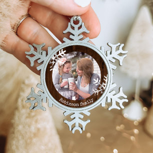 Rustikale dunkle Holz-Schneeflocke mit individuell Schneeflocken Zinn-Ornament